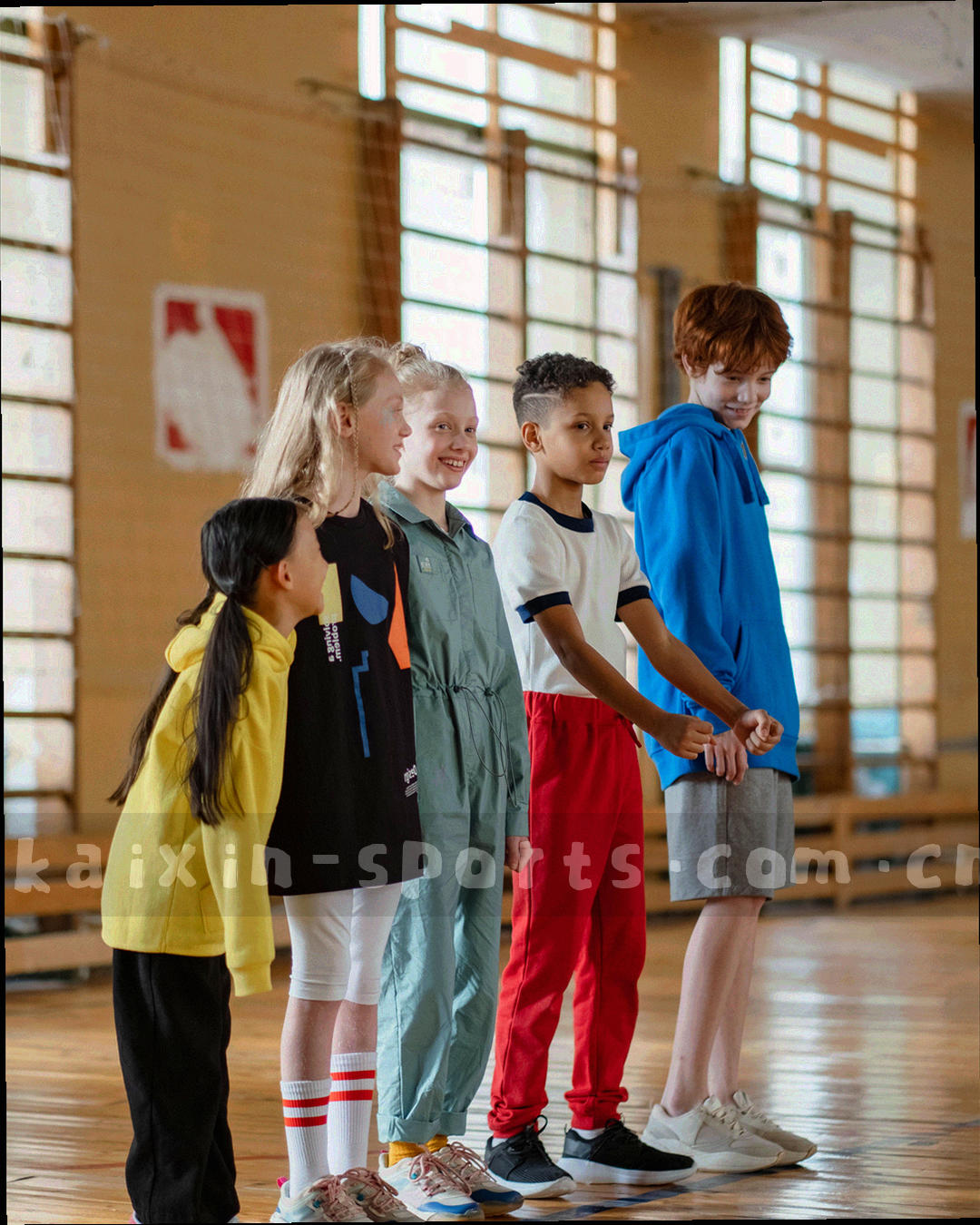 开心体育客户端首页竖屏特写，顶部是可横向滑动的联赛标签，中部为当轮场次卡片